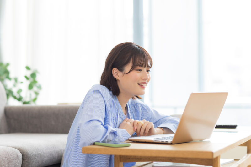 PCを見る女性のイメージ